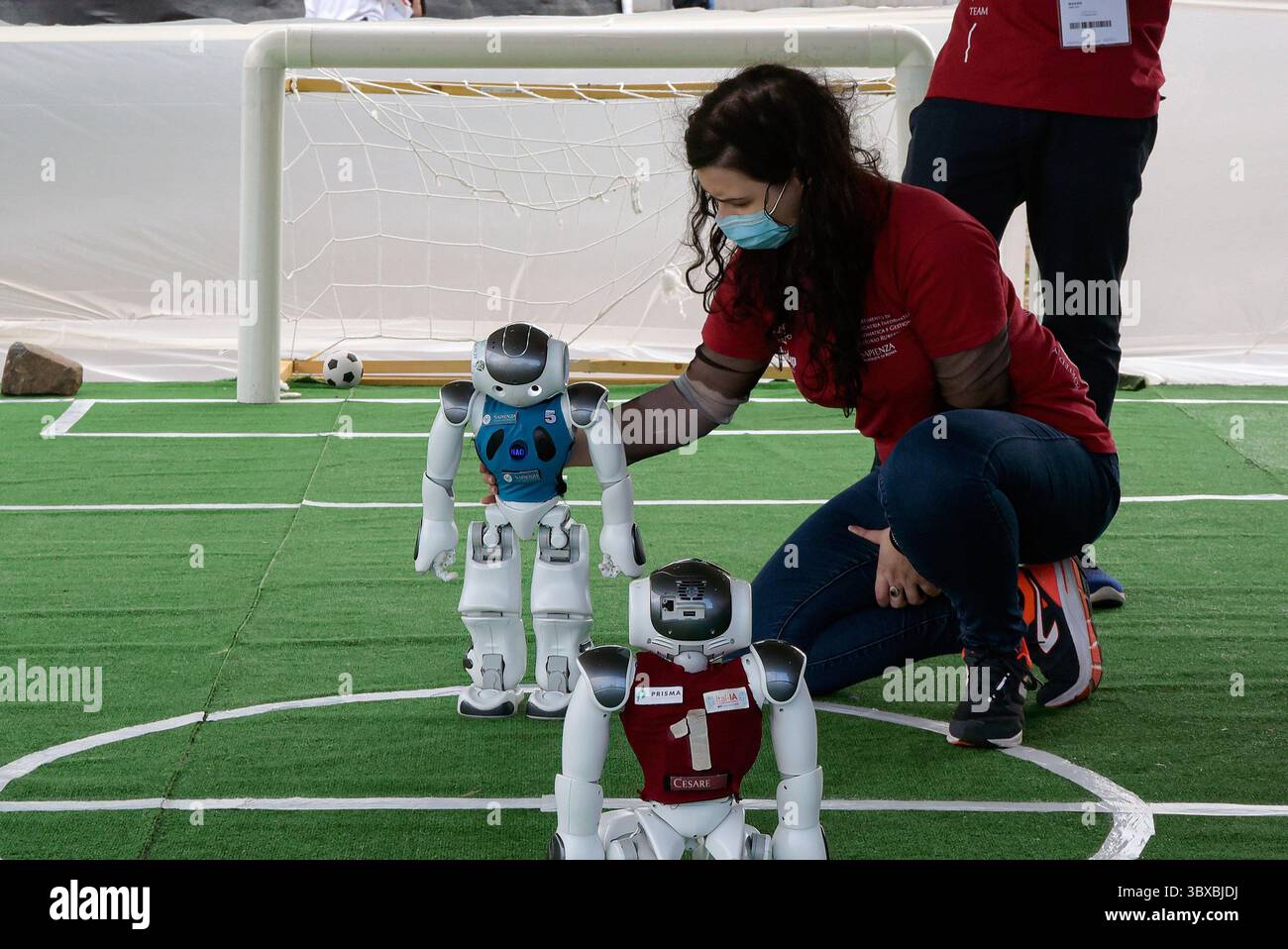 8 octobre 2021, Rome, Italie : un technicien ajuste un robot de football lors d'une exposition à la 9ème édition de Maker faire le plus grand événement européen sur l'innovation. (Crédit image : © Vincenzo Nuzzolese/SOPA images via ZUMA Press Wire) Banque D'Images