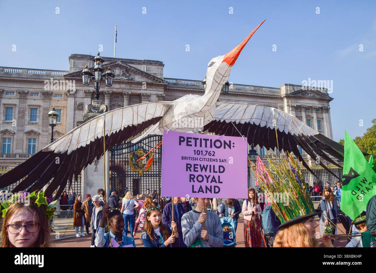 9 octobre 2021, Londres, Royaume-Uni : les manifestants tiennent un modèle de cigogne et une pancarte de pétition pendant la manifestation. Les manifestants, les enfants et les familles se sont rassemblés devant le palais de Buckingham et ont remis une pétition demandant à la famille royale de re-sauvage leurs terres pour augmenter la faune et aider à lutter contre la crise climatique. (Crédit image : © Vuk Valcic/SOPA images via ZUMA Press Wire) Banque D'Images