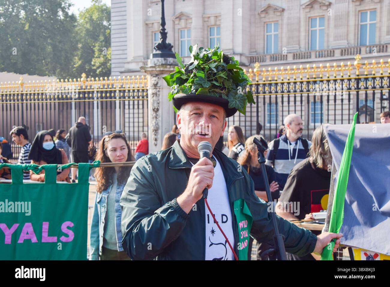 9 octobre 2021, Londres, Royaume-Uni : le naturaliste et présentateur Chris Packham prend la parole pendant la manifestation. Des manifestants, des enfants et des familles se sont rassemblés devant le palais de Buckingham et ont présenté une pétition demandant à la famille royale de refaire sauvage leurs terres pour accroître la faune et aider à lutter contre la crise climatique. (Crédit image : © Vuk Valcic/SOPA images via ZUMA Press Wire) Banque D'Images