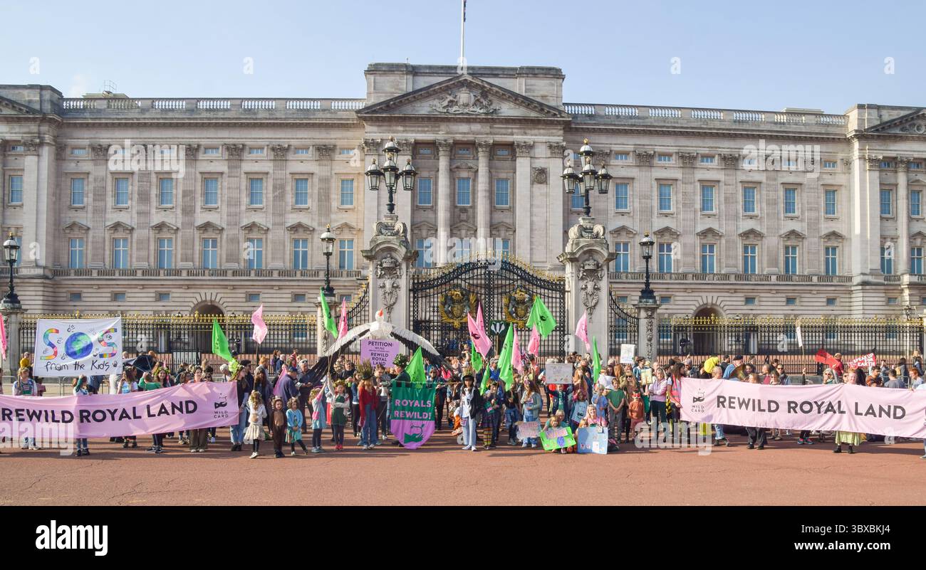 9 octobre 2021, Londres, Royaume-Uni : les manifestants tiennent des pancartes et des banderoles pendant la manifestation. Les manifestants, les enfants et les familles se sont rassemblés devant le palais de Buckingham et ont remis une pétition demandant à la famille royale de re-sauvage leurs terres pour augmenter la faune et aider à lutter contre la crise climatique. (Crédit image : © Vuk Valcic/SOPA images via ZUMA Press Wire) Banque D'Images