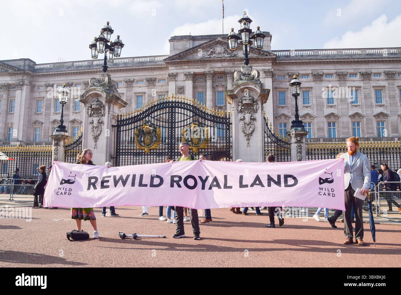 9 octobre 2021, Londres, Royaume-Uni : les manifestants tiennent une banderole « Rewild Royal Land » pendant la manifestation. Manifestants, enfants et familles se sont rassemblés devant le palais de Buckingham et ont remis une pétition demandant à la famille royale de refaire sauvage leurs terres pour augmenter la faune et aider à lutter contre la crise climatique. (Crédit image : © Vuk Valcic/SOPA images via ZUMA Press Wire) Banque D'Images