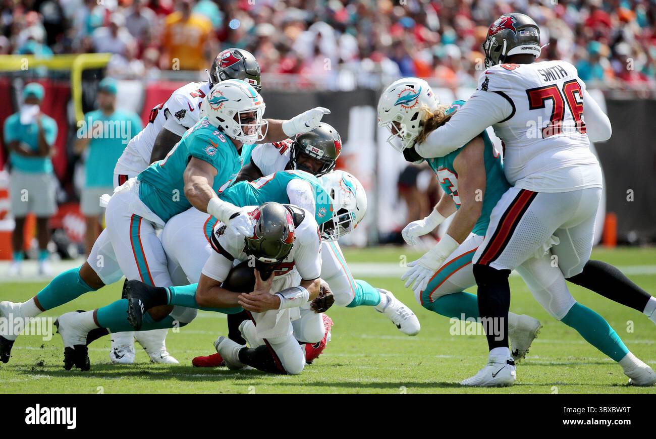 10 octobre 2021, TAMPA, Floride, États-Unis : Tom Brady (12 ans), quarterback des Buccaneers de Tampa Bay, est limogé par Jaelan Phillips (15 ans), linebacker des Dolphins de Miami, Andrew Van Ginkel (43 ans), au deuxième quart-temps du match entre les Buccaneers de Tampa Bay et les Dolphins de Miami, dimanche 10 octobre 2021, au Raymond James Stadium de Tampa. (Crédit image : © Douglas R. Clifford/Tampa Bay Times via ZUMA Press Wire) Banque D'Images
