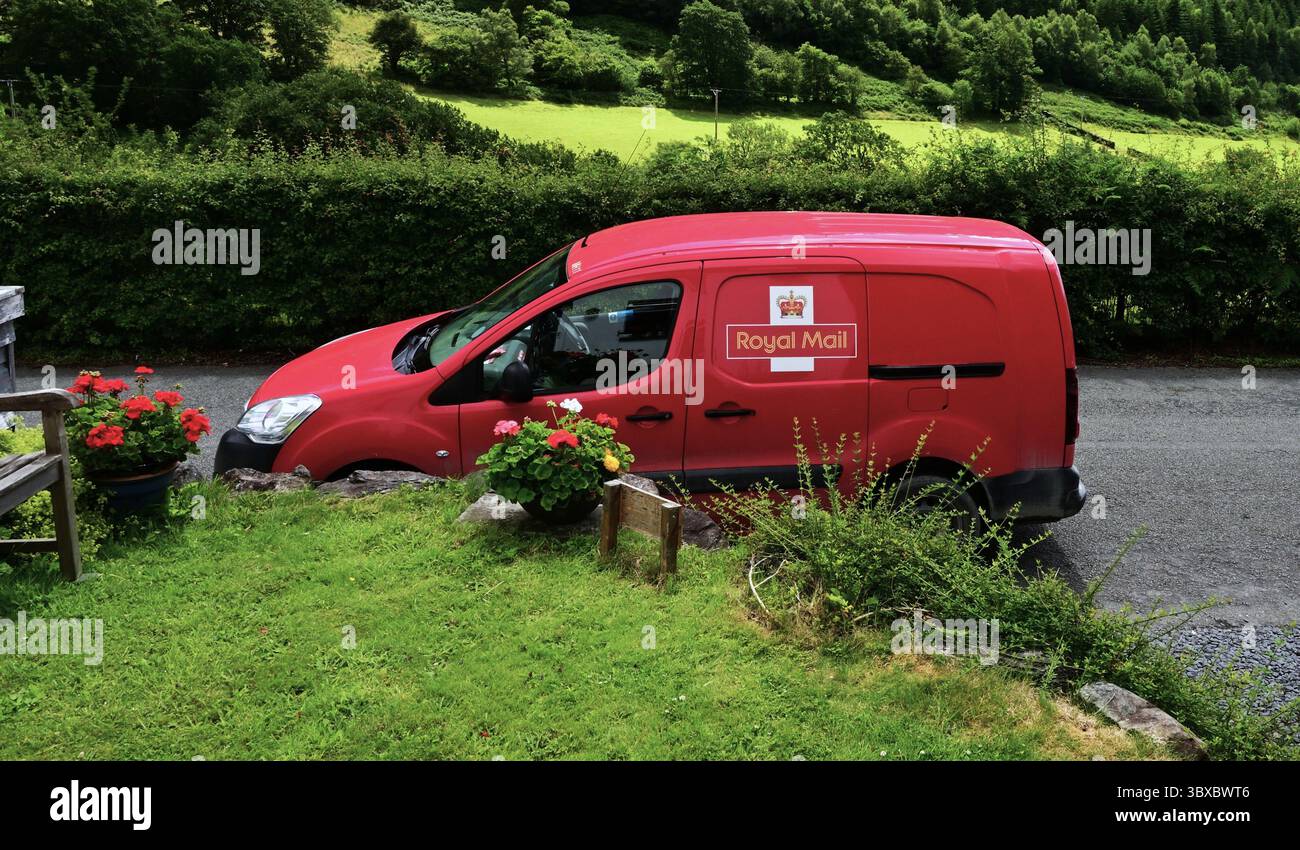 La camionnette postale royale s'est arrêtée devant une maison dans la campagne du pays de Galles Banque D'Images