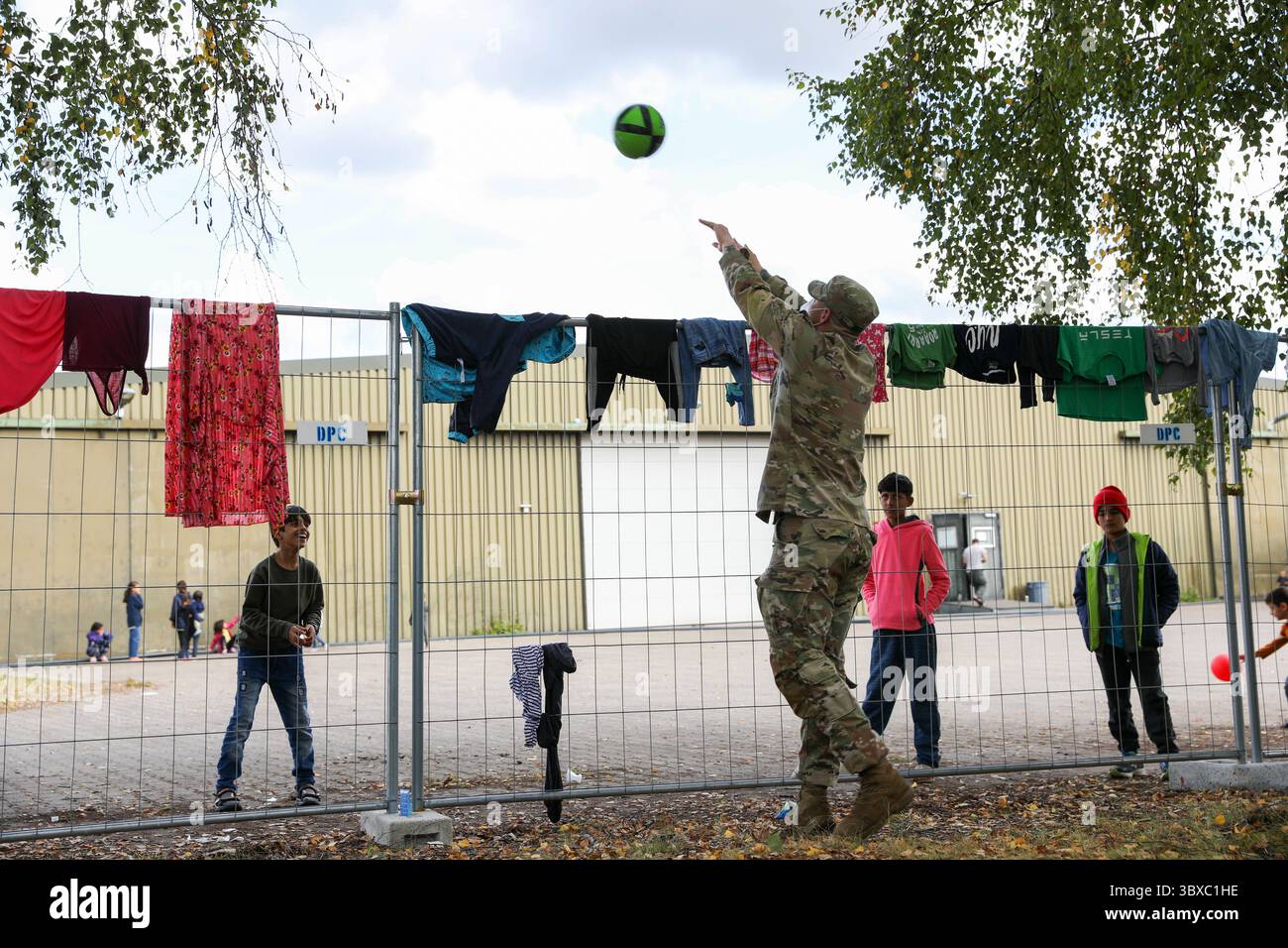 Sep 30, 2021 - Kaiserslautern, Rhénanie-Palatinat, Allemagne - U.S. Army Sgt. 1st Class Aaron Shaw, Kronos Troop avec le 2nd Calvary Regiment joue avec un enfant afghan 30 septembre 2021 à la caserne Rhin Ordnance à Kaiserslautern, Allemagne. Shaw fait partie de la force de sécurité conjointe pendant l'opération Allies Welcome et joue souvent au football, au volley-ball et à diverses autres activités avec les enfants et les adultes. (Photo de SPC. Katelyn Myers) (image de crédit : © U.S. Army/ZUMA Press Wire Service/ZUMAPRESS.com) Banque D'Images