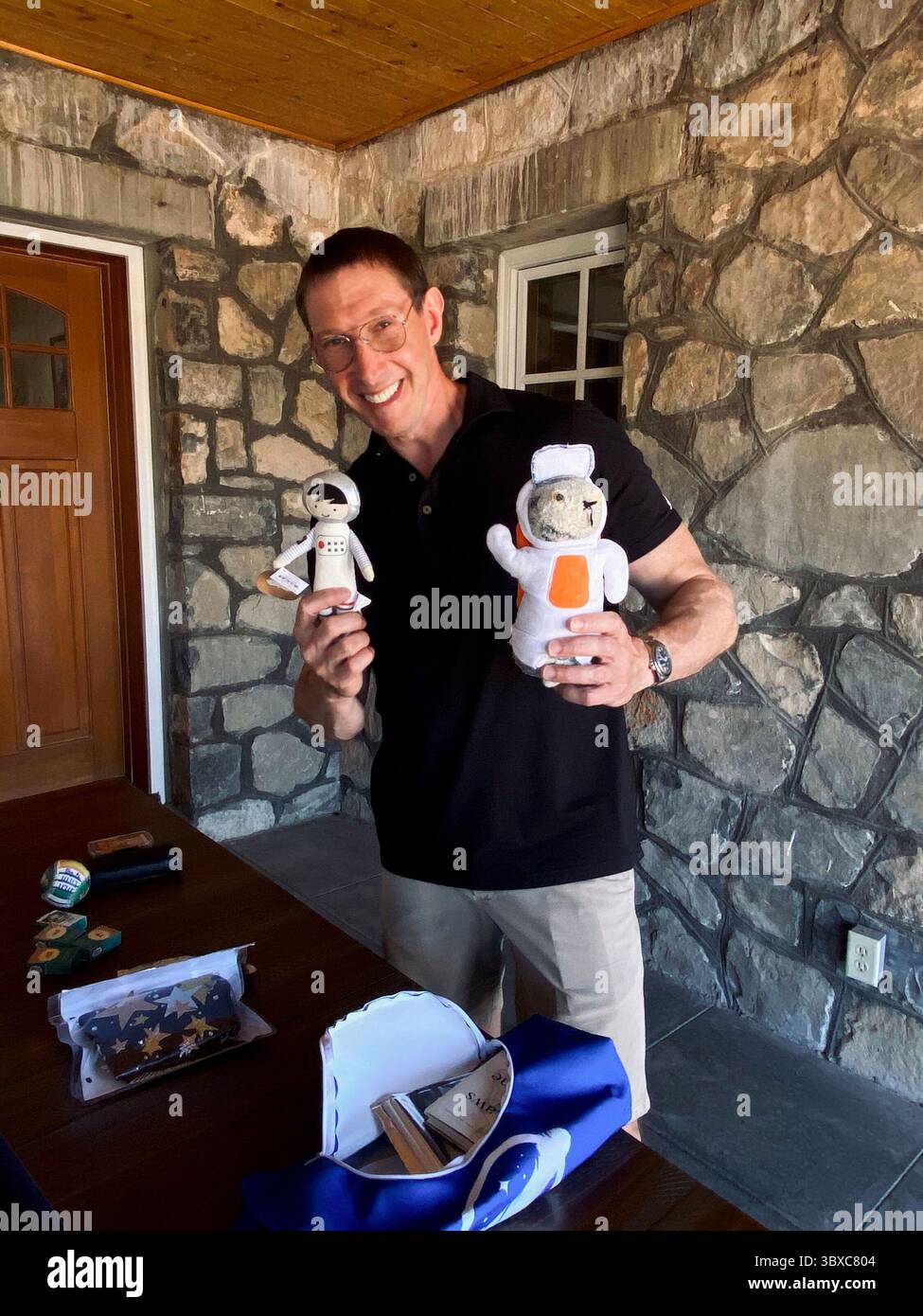 9 octobre 2021, Van Horn, Texas, États-Unis : GLEN DE VRIES, vice-président des sciences de la vie et de la santé chez la société française de logiciels Dassault systèmes, emballant des animaux en peluche avant le vol. L'acteur de Star Trek W. Shatner a fait un voyage de 11 minutes dans l'espace à bord d'un vol Blue Origin. Shatner a roulé aux côtés de trois autres passagers. À l'âge de 90 ans, Shatner est devenu la personne la plus âgée à avoir volé dans l'espace. (Crédit image : © Blue Origin/ZUMA Wire) Banque D'Images