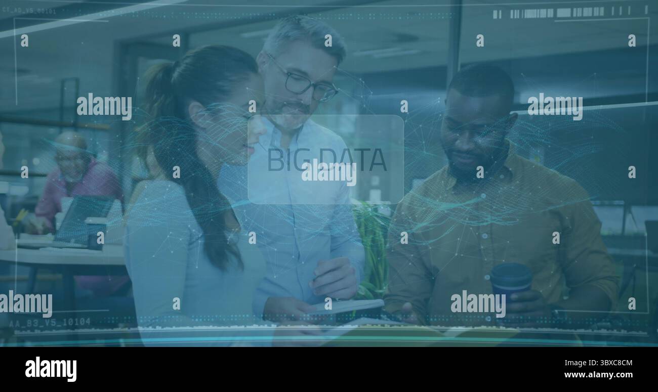 Rassemblement de trois professionnels de bureau regardant une tablette dans un bureau ouvert, avec hologramme BIG DATA Banque D'Images
