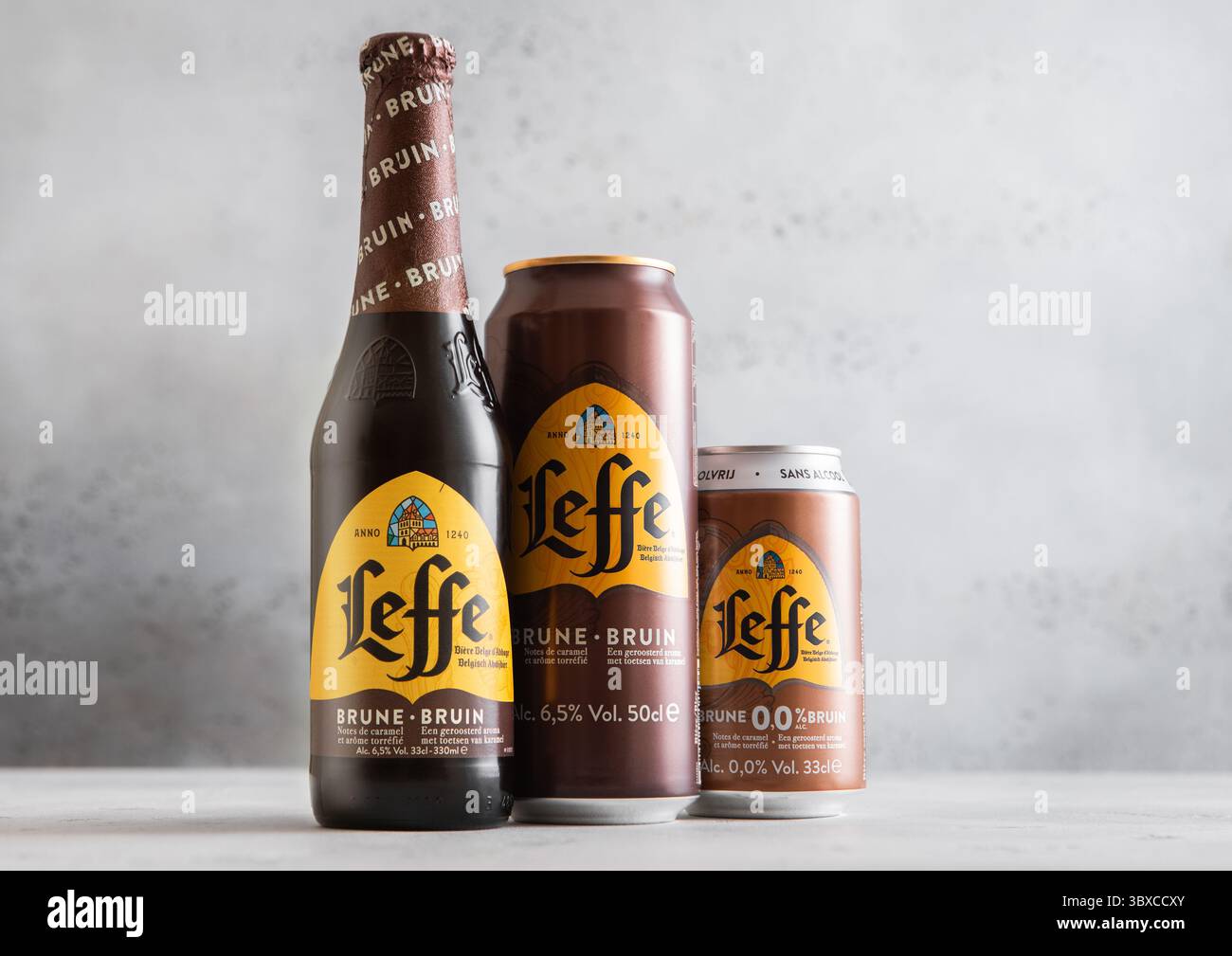 LONDRES, Royaume-Uni - 29 JUILLET 2025 : Leffe Brown populaire bière brune belge brune dans une grande bouteille et des canettes sur le dessus de la table. Banque D'Images