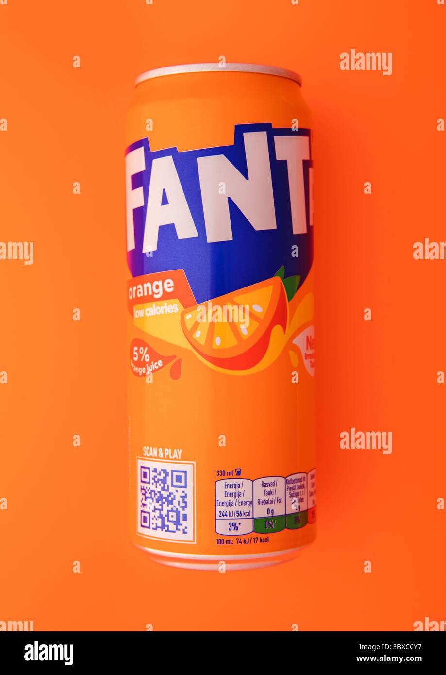 LONDRES, Royaume-Uni - 19 JUIN 2025 : boisson gazeuse Fanta original orange soda sur orange vif. Banque D'Images