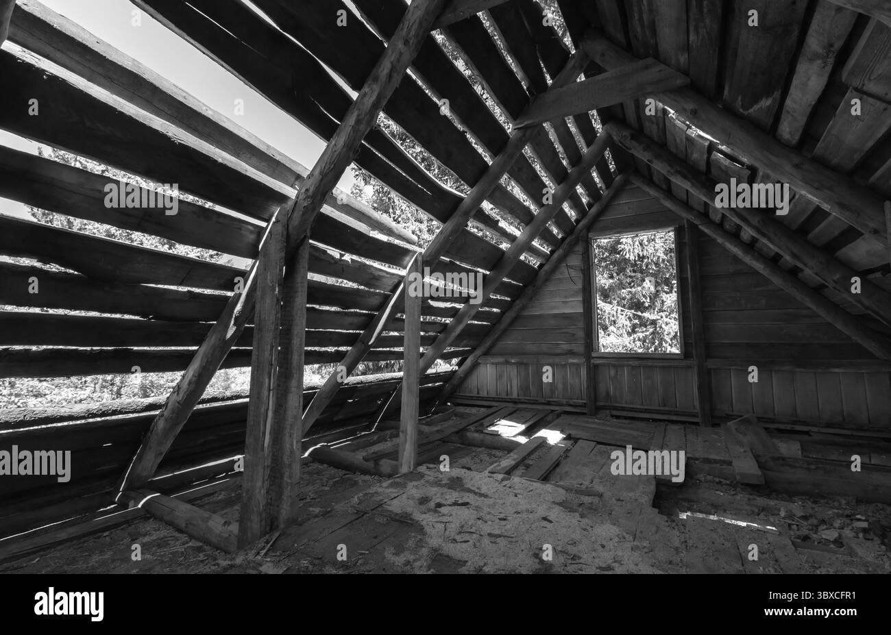 Vue intérieure d'Abandones d'une structure en bois présentant des poutres apparentes avec la lumière du soleil créant des motifs uniques. Abstrait fond noir et blanc pho Banque D'Images
