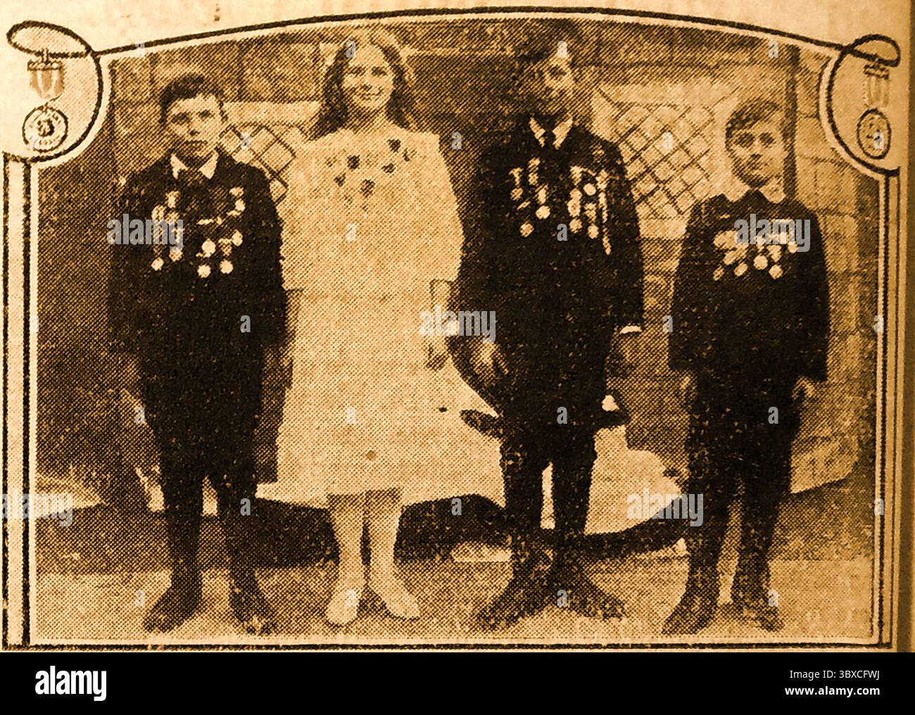 1915 - Une photo de presse des enfants de Mr & Mrs Frank White de Burton Bradstock, Dorset avec leurs prix exceptionnels de fréquentation scolaire. Les noms sont Stanley, Mabel, Edward et ? Banque D'Images