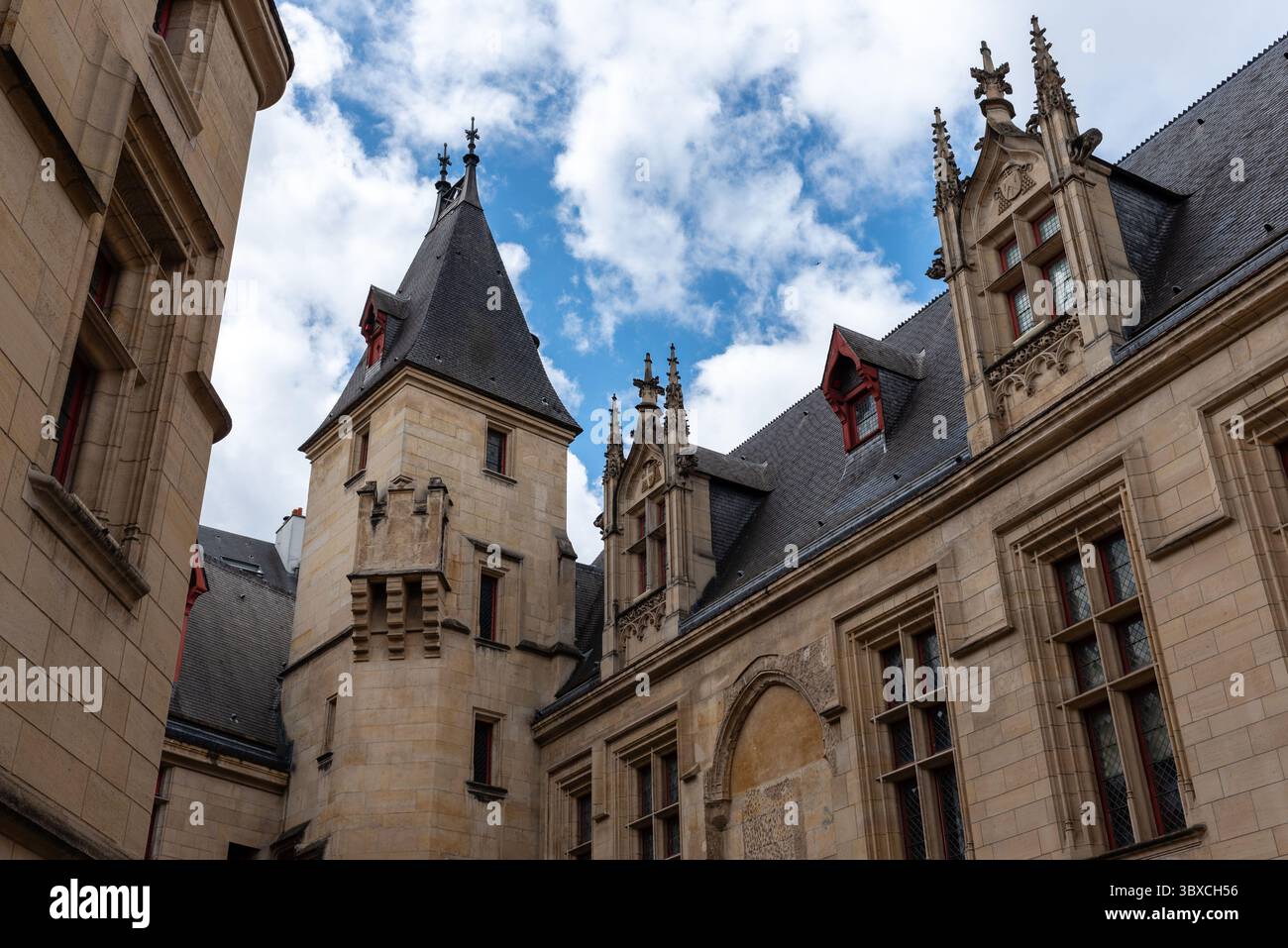 Paris, France, 07.15.2025. L'extérieur de l'Hôtel de sens qui abrite la bibliothèque d'art Forney dans le 4ème arrondissement de Paris Banque D'Images