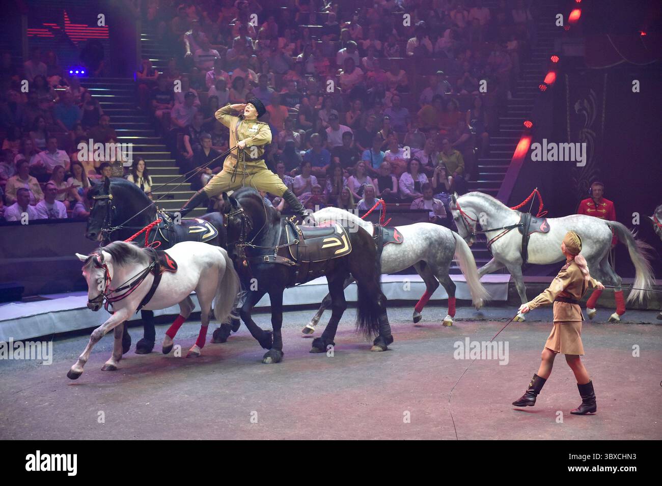 Moscou, Russie. 17 juillet 2025. Des artistes se produisent lors du Festival mondial d'art du cirque 'IDOL-2025' à Moscou, Russie, le 17 juillet 2025. Le festival se tient ici du 17 au 20 juillet. Crédit : Alexander Zemlianichenko Jr/Xinhua/Alamy Live News Banque D'Images
