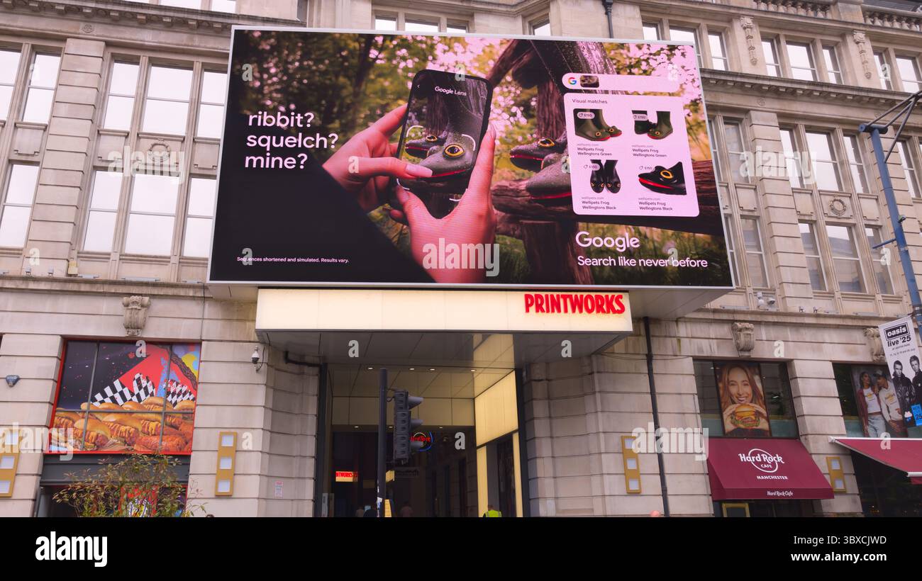 Annonce pour Google Lens Search for Frog Wellington bottes. Texte Ribbit Squelch mine. Recherche Immage. Printworks, Manchester Royaume-Uni Banque D'Images