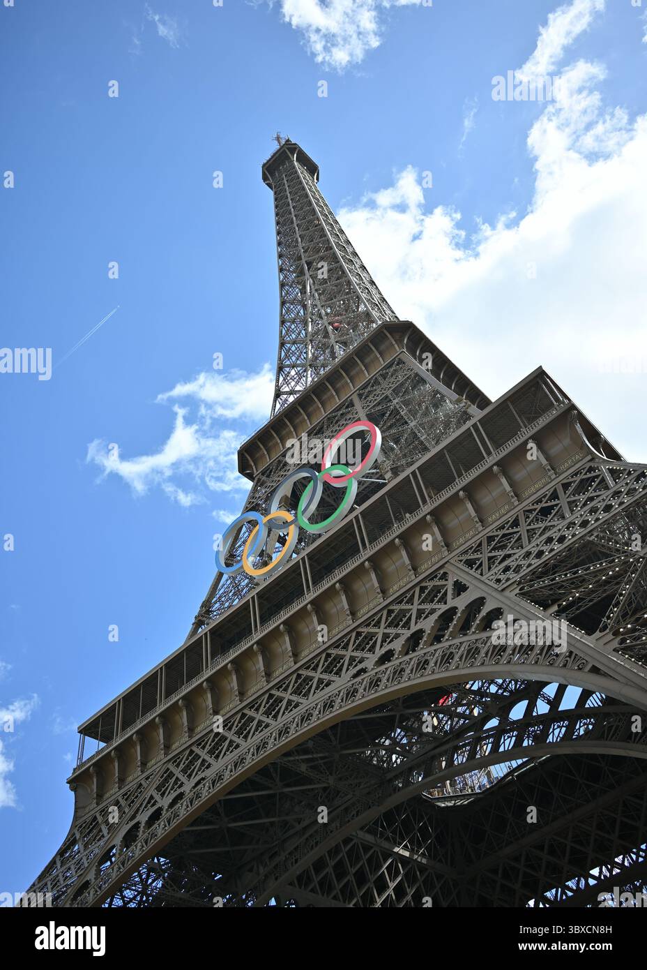 Tour Eiffel avec anneaux olympiques, août 2024, 7ème arrondissement. Été à Paris, France, Europe Banque D'Images
