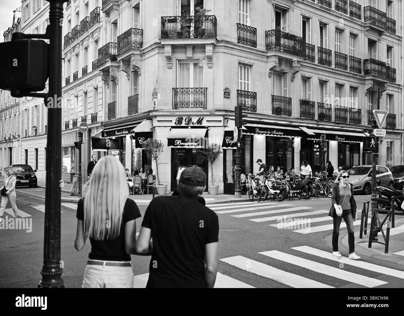 Restaurant de brasserie, à l'intersection de la rue Vaneau et de la rue de Babylone, été, août 2024, Paris, France, Europe Banque D'Images