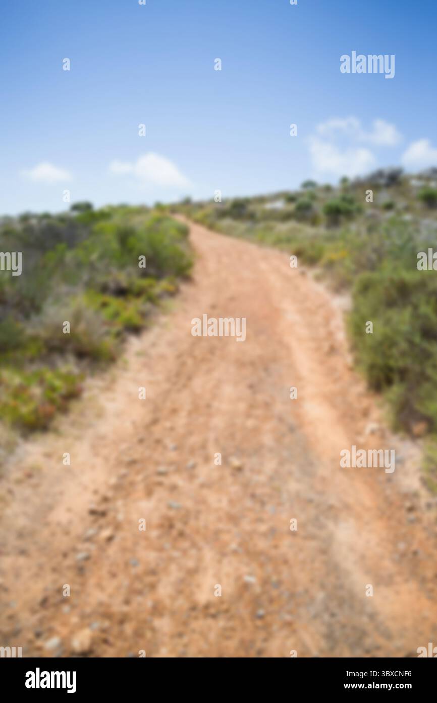 Chemin de terre au milieu de terrain contre sky Banque D'Images