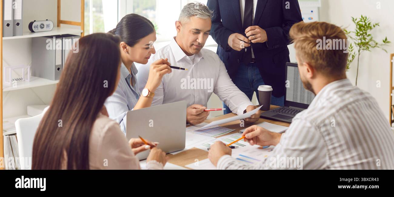 Des gens d'affaires travaillant sur une réunion avec des documents financiers ensemble. Banque D'Images
