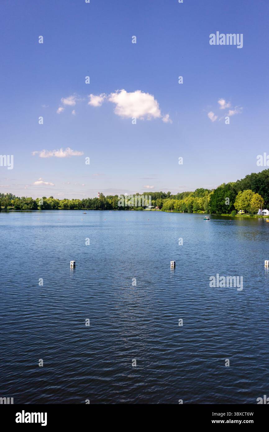 Lumière dorée du coucher de soleil sur les eaux calmes du parc Three Lakes Valley à Katowice sans personnes ni nuages Banque D'Images
