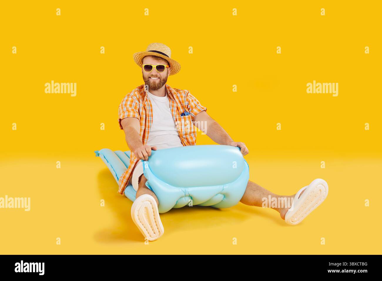 Homme heureux de vacances d'été drôle dans l'usure de plage, matelas de mer gonflable en caoutchouc de cheval touristique Banque D'Images