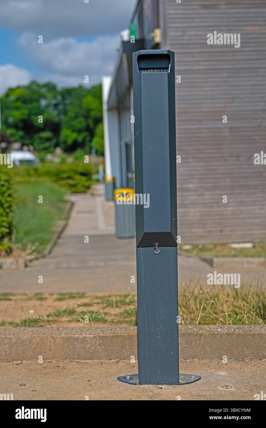Une boîte à cigarettes « No Smoking » montée sur une surface en béton. Banque D'Images