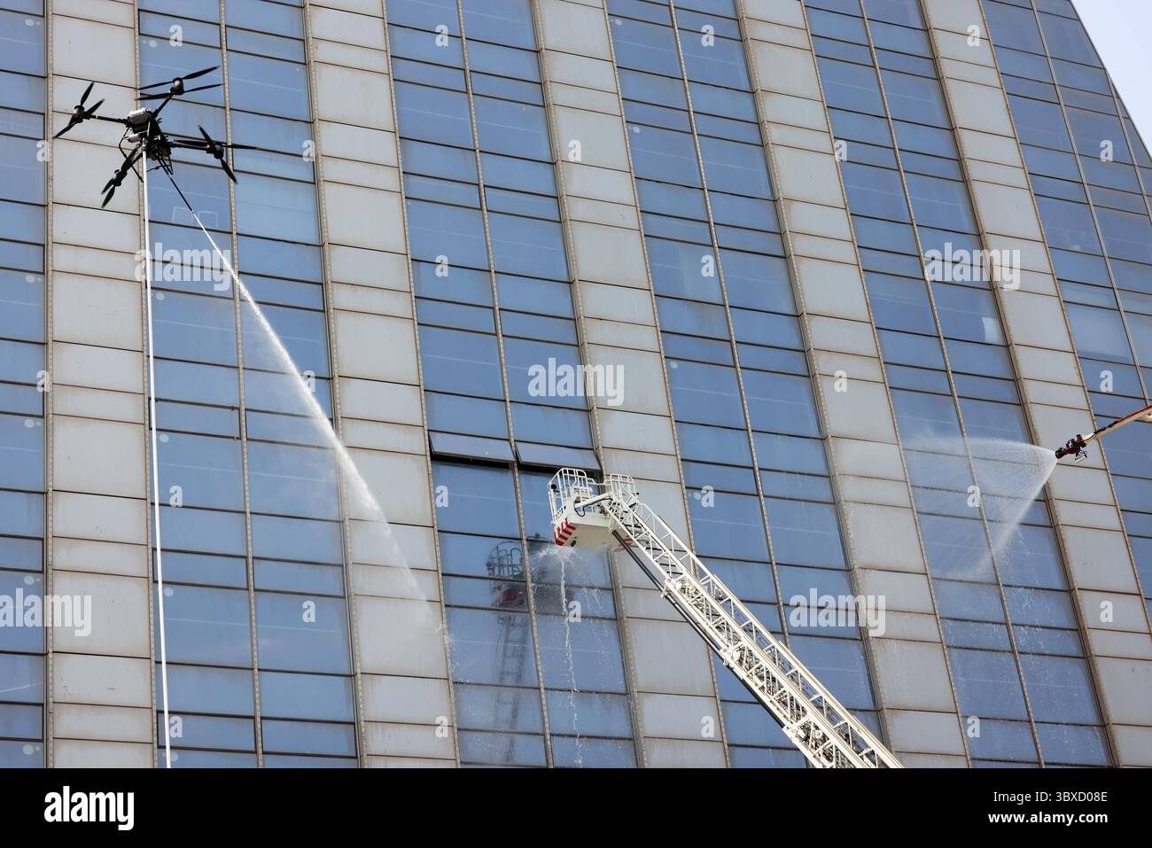 LIANYUNGANG, CHINE - 18 JUILLET 2025 - des drones de lutte contre l'incendie et des moteurs de pompiers à haute pulvérisation ont travaillé en coordination pour éteindre un incendie de grande hauteur lors d'un exercice de sauvetage en cas d'incendie dans la ville de Lianyungang, province du Jiangsu, Chine, le 18 juillet 2025. Banque D'Images
