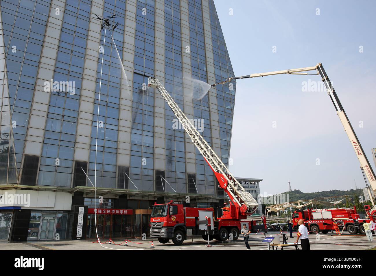 LIANYUNGANG, CHINE - 18 JUILLET 2025 - des drones de lutte contre l'incendie et des moteurs de pompiers à haute pulvérisation ont travaillé en coordination pour éteindre un incendie de grande hauteur lors d'un exercice de sauvetage en cas d'incendie dans la ville de Lianyungang, province du Jiangsu, Chine, le 18 juillet 2025. Banque D'Images