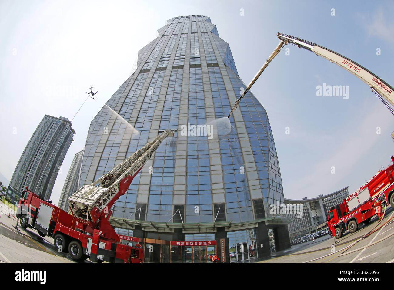 LIANYUNGANG, CHINE - 18 JUILLET 2025 - des drones de lutte contre l'incendie et des moteurs de pompiers à haute pulvérisation ont travaillé en coordination pour éteindre un incendie de grande hauteur lors d'un exercice de sauvetage en cas d'incendie dans la ville de Lianyungang, province du Jiangsu, Chine, le 18 juillet 2025. Banque D'Images