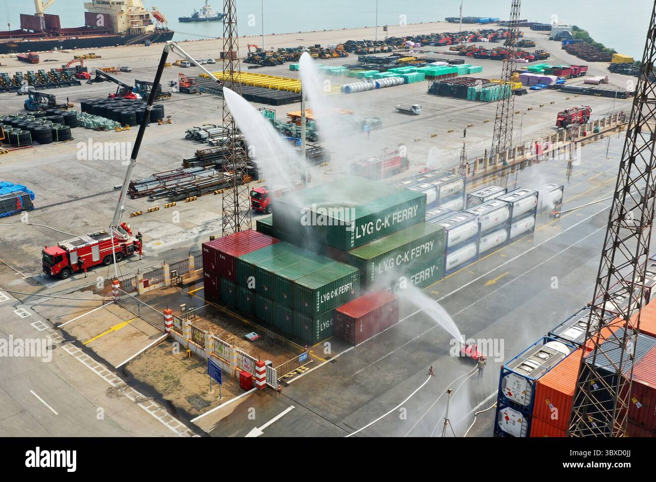LIANYUNGANG, CHINE - le 18 JUILLET 2025 - les pompiers à haute pulvérisation travaillent en coordination pour mener des opérations de lutte contre l'incendie dans un chantier de stockage de produits chimiques dangereux, un exercice de lutte contre l'incendie et de sauvetage. Ville de Lianyungang, province du Jiangsu, Chine, le 18 juillet 2025. Banque D'Images