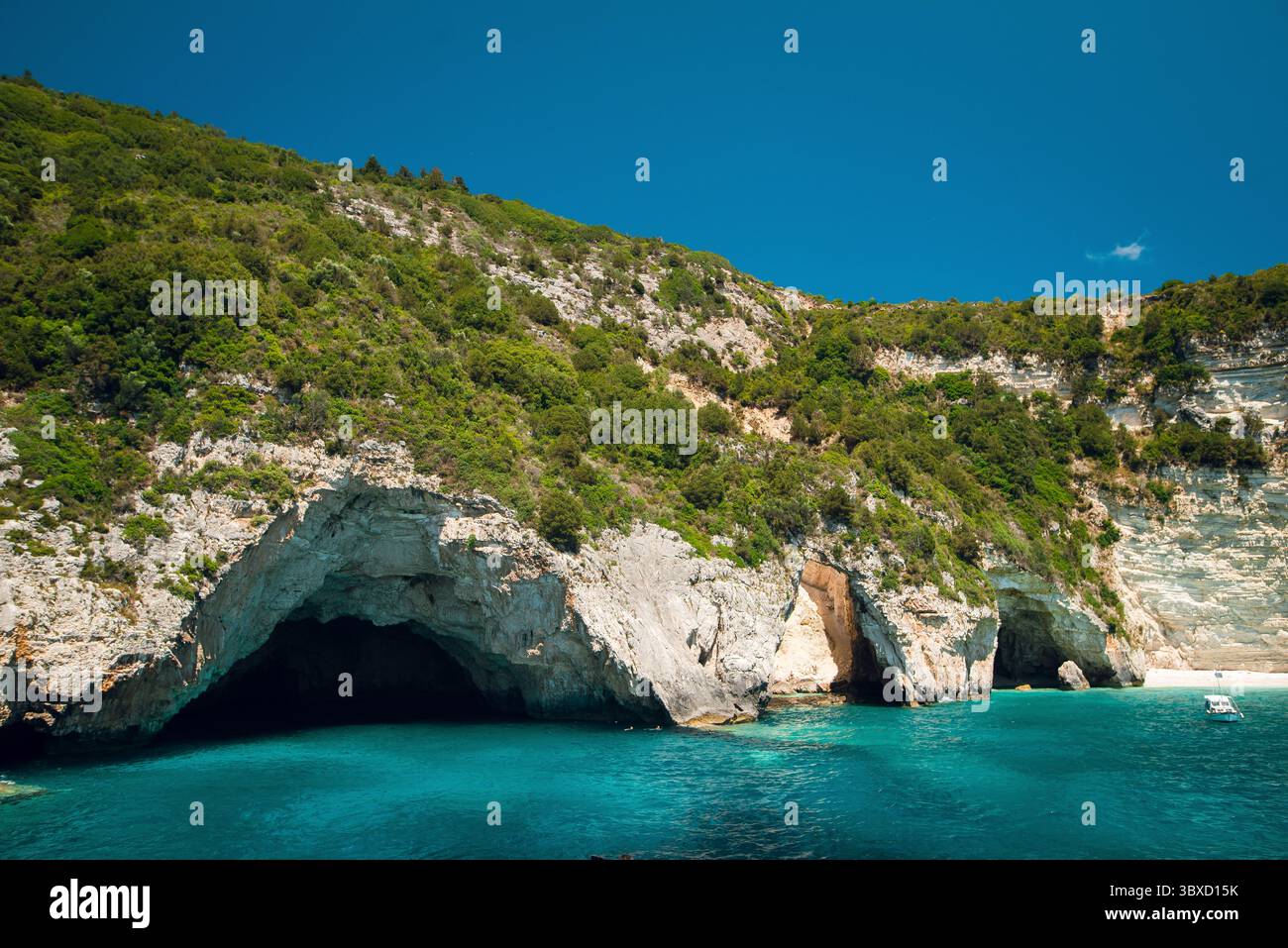 Paysage côtier avec grottes et eaux turquoise Banque D'Images