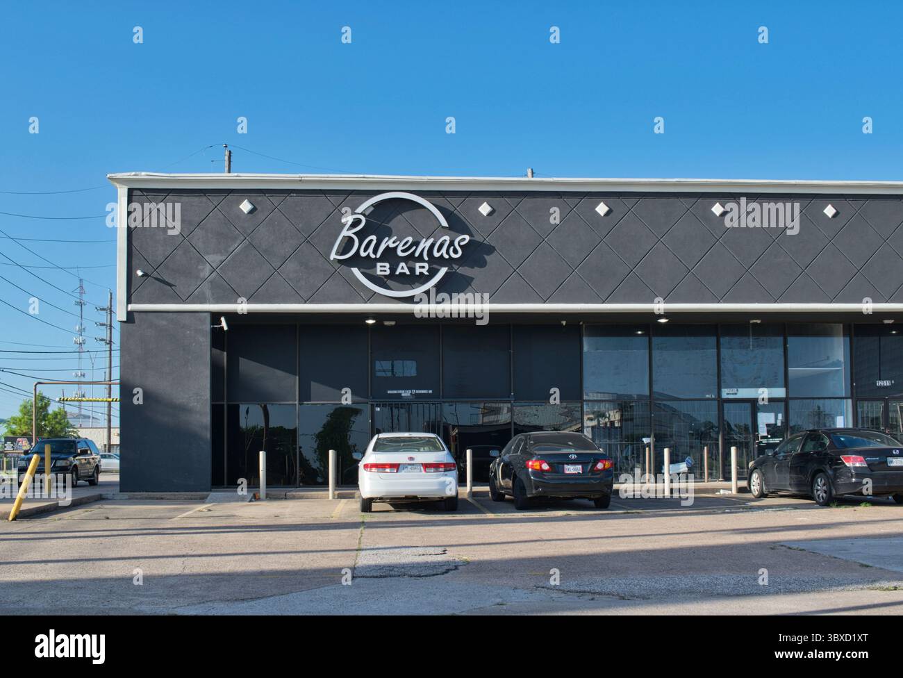 Houston, Texas États-Unis 06-22-2025 : extérieur du magasin d'affaires Barenas Bar et parking. Banque D'Images