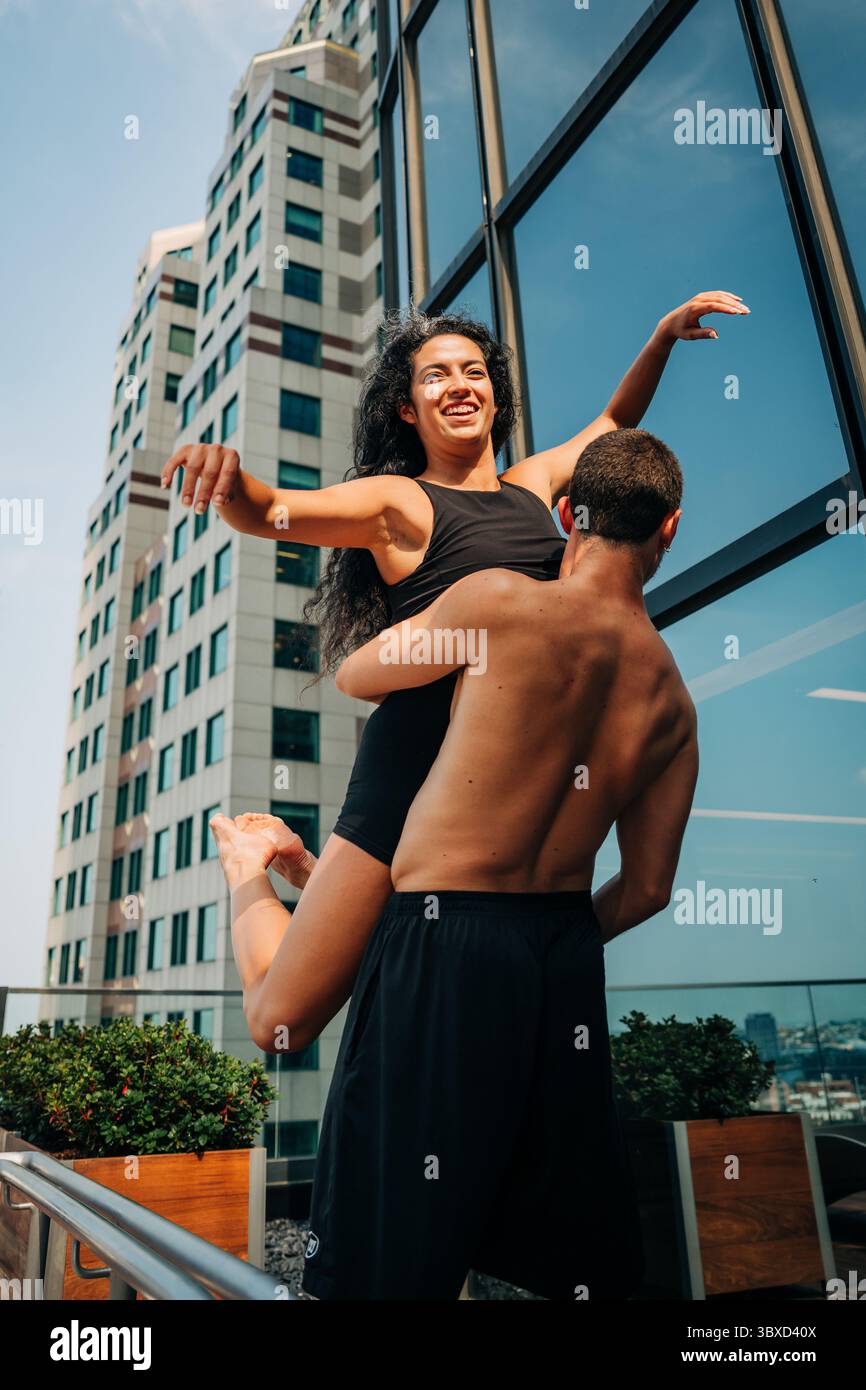 Les danseurs effectuent un ascenseur sur le toit avec Boston skyline en arrière-plan Banque D'Images