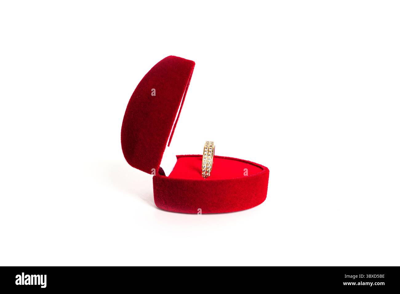 Bague de mariage en or dans une boîte à bijoux en forme de coeur rouge isolé sur un fond blanc. Photo de haute qualité Banque D'Images Bague de mariage en or dans une boîte à bijoux en forme de coeur rouge isolé sur un fond blanc. Photo de haute qualité Banque D'Images