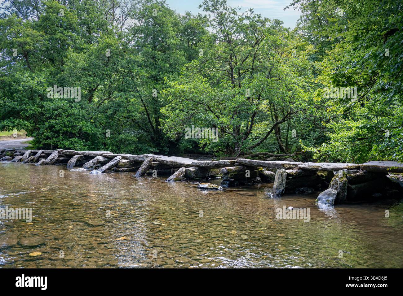 Tarr Steps au-dessus de la rivière Barle, près de Withypool, Somerset, Angleterre Banque D'Images