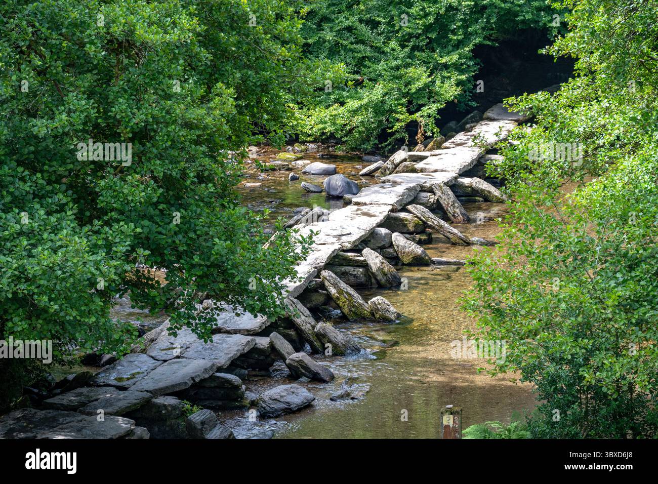 Tarr Steps au-dessus de la rivière Barle, près de Withypool, Somerset, Angleterre Banque D'Images