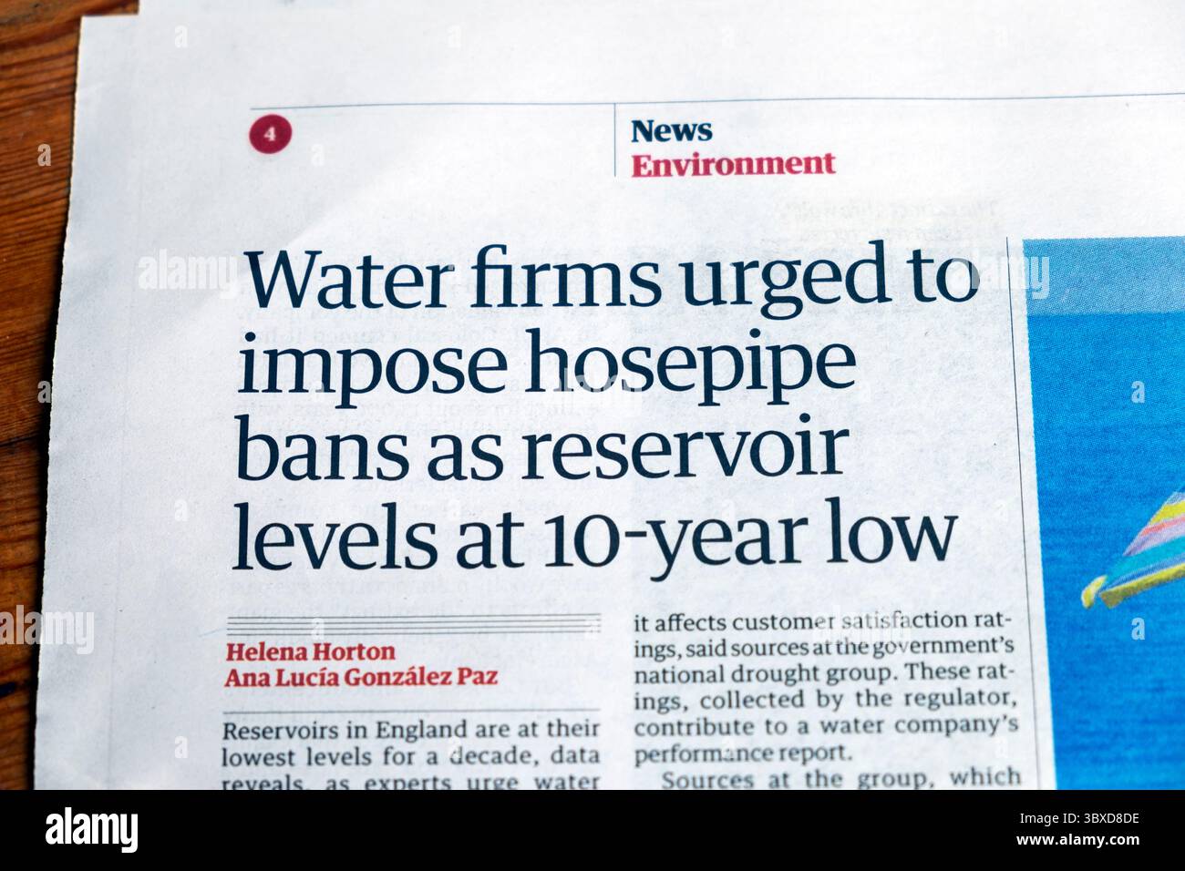 « Les entreprises de l'eau sont invitées à imposer des interdictions de canalisations car les niveaux des réservoirs sont à leur plus bas niveau depuis 10 ans », le journal Guardian fait la une de ses principales rubriques DECHARGES article 12 juillet 2025 Angleterre Royaume-Uni Banque D'Images