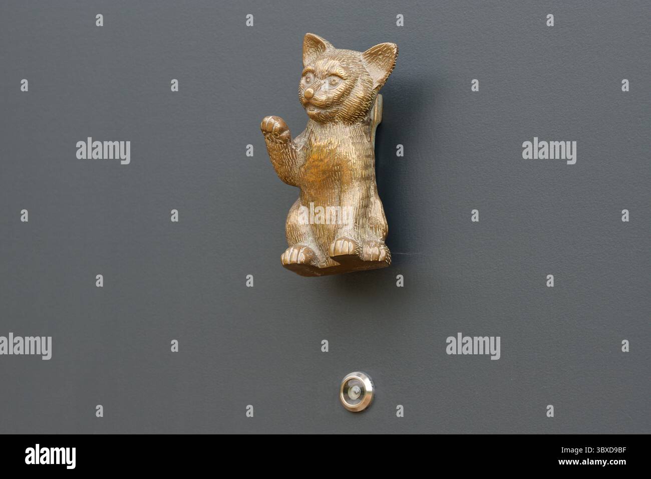 Japonais, chinois et asiatique, figure d'un chat ondulant est pensé pour apporter de la chance. Une patte vers le haut dans un geste d'insigne. Heurtoir de porte. Banque D'Images