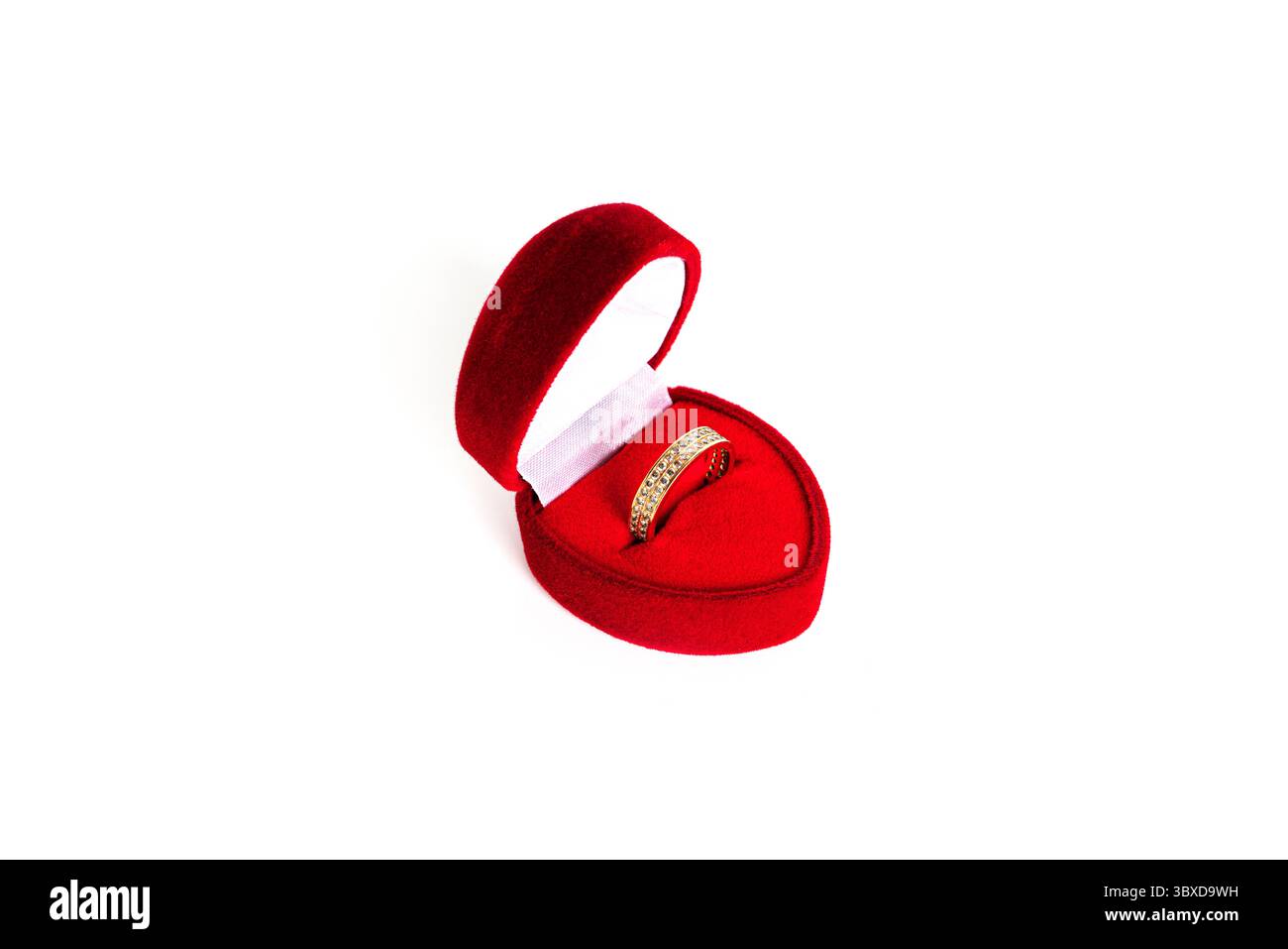Bague de mariage en or dans une boîte à bijoux en forme de coeur rouge isolé sur un fond blanc. Photo de haute qualité Banque D'Images Bague de mariage en or dans une boîte à bijoux en forme de coeur rouge isolé sur un fond blanc. Photo de haute qualité Banque D'Images