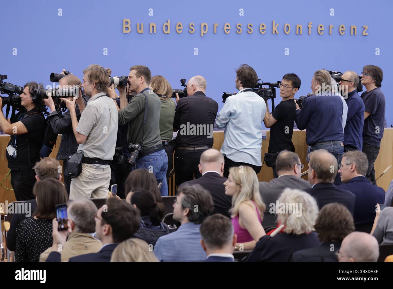 Deutschland, Berlin, Bundespressekonferenz, Thema : Aktuelle Themen der Innen- und Außenpolitik *** Allemagne, Berlin, Conférence de presse fédérale, sujets d'actualité en politique intérieure et étrangère Banque D'Images