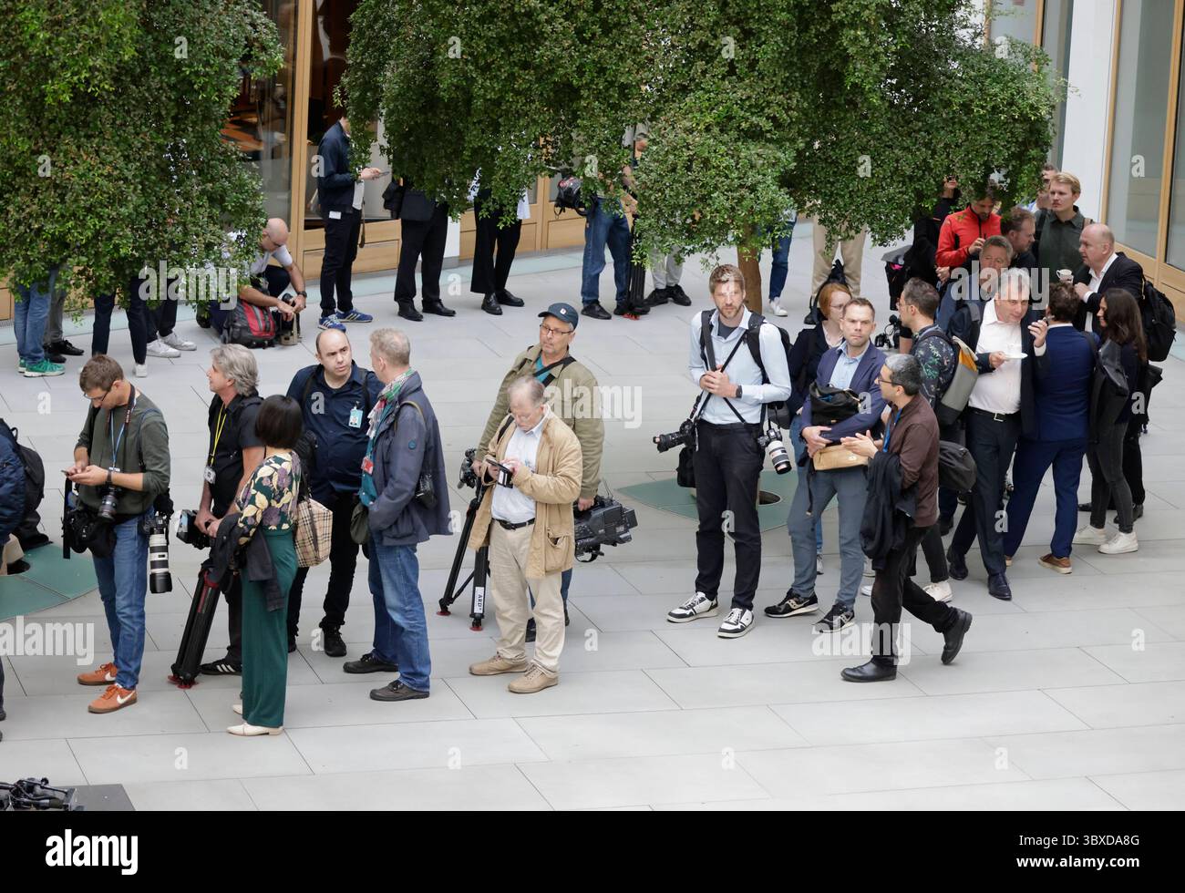 Warten auf Einlass, Deutschland, Berlin, Bundespressekonferenz, Thema : Aktuelle Themen der Innen- und Außenpolitik *** en attente d'admission, Allemagne, Berlin, Conférence de presse fédérale, sujets d'actualité en politique intérieure et étrangère Banque D'Images