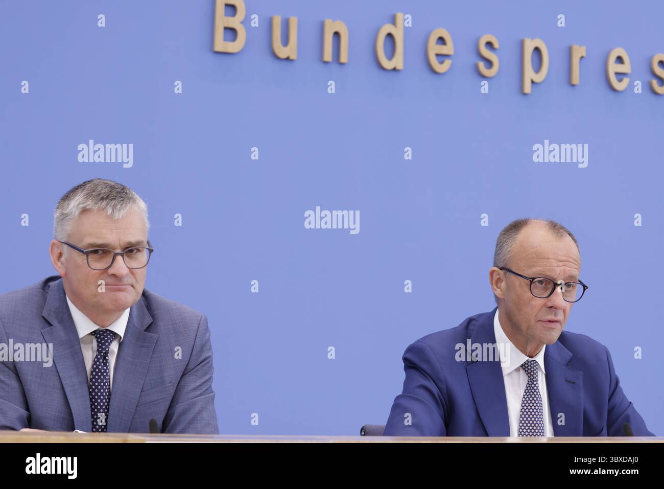 Deutschland, Berlin, Bundespressekonferenz, Thema : Aktuelle Themen der Innen- und Außenpolitik *** Allemagne, Berlin, Conférence de presse fédérale, sujets d'actualité en politique intérieure et étrangère Banque D'Images