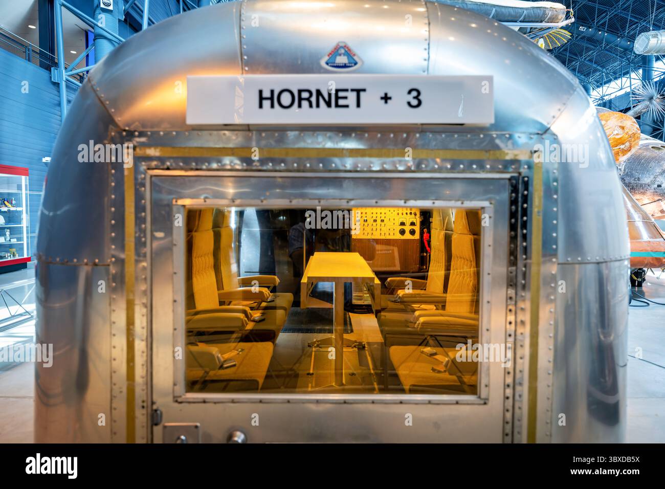 CHANTILLY, Virginie — le centre de quarantaine mobile (MQF) héberge les astronautes d'Apollo 11 Neil Armstrong, Buzz Aldrin et Michael Collins immédiatement après leur retour de la Lune en juillet 1969. La remorque Airstream convertie a servi d'unité d'isolement pour empêcher la propagation improbable des pathogènes lunaires, contenant des pièces d'habitation et de couchage, une cuisine et une salle de bains avec une pression d'air maintenue inférieure à la pression extérieure. Les astronautes, accompagnés d'un médecin et d'un technicien, sont restés dans l'installation pendant plus de 60 heures pendant le transport du porte-avions USS Hornet à Pearl Harbor Nav Banque D'Images