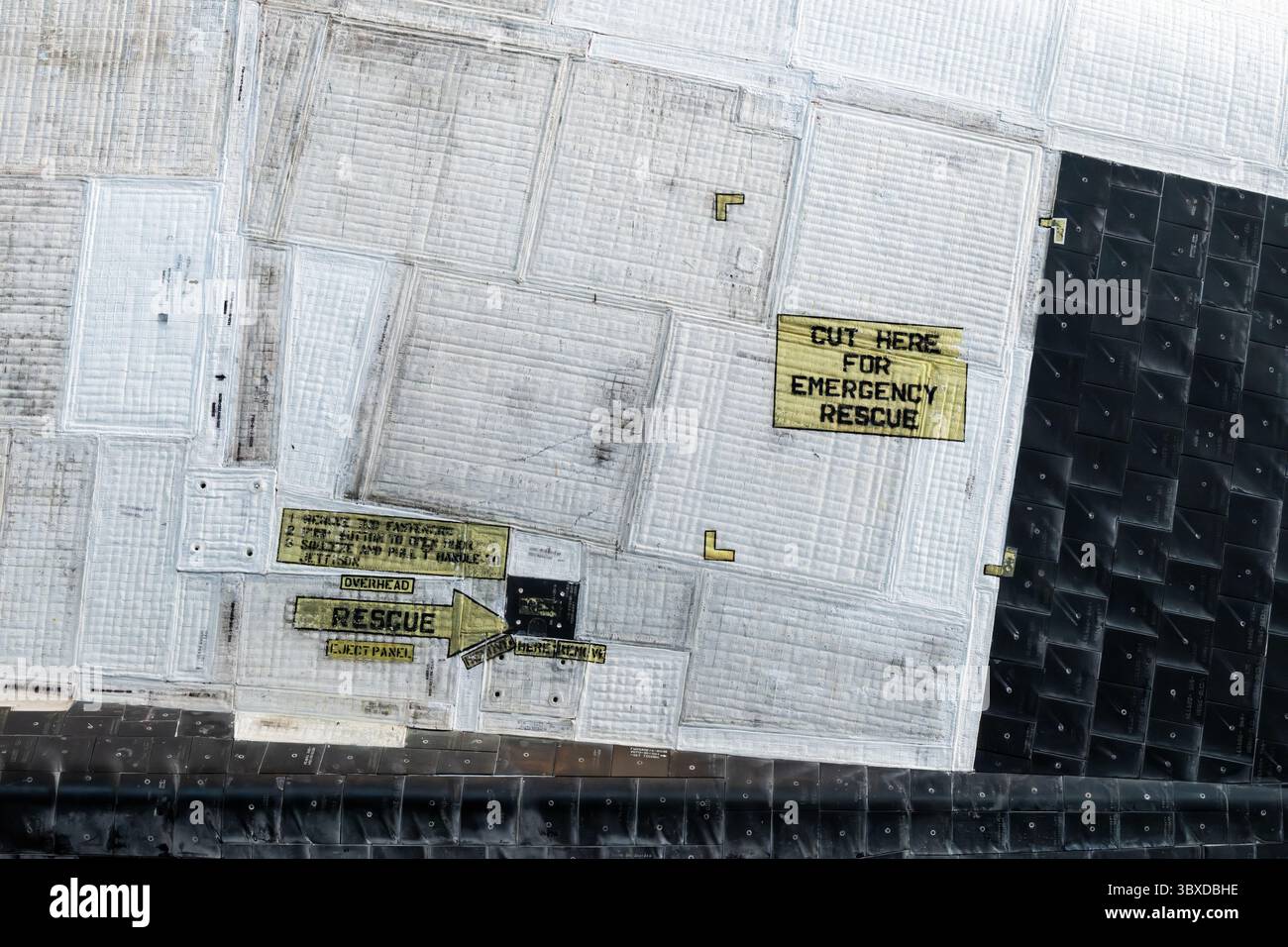 CHANTILLY, Virginie — des marques de points de sauvetage d'urgence sont visibles sur la partie avant de la navette spatiale Discovery, exposée dans le hangar spatial James S. McDonnell au Steven F. Udvar-Hazy Center du Smithsonian National Air and Space Museum. Ces marquages indiquent où les opérations de sauvetage doivent s'engager avec la navette dans les situations d'urgence. Discovery a effectué 39 missions de 1984 à 2011, plus que tout autre engin spatial de l'histoire, accumulant 365 jours dans l'espace et parcourant 149 millions de miles (240 millions de kilomètres). L'orbiteur a servi de suiveur de véhicule de retour au vol de la NASA Banque D'Images