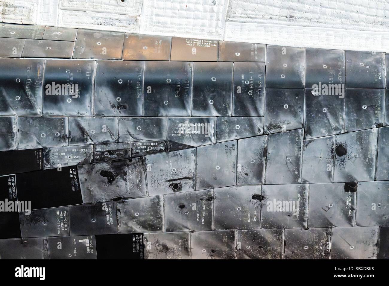 CHANTILLY, Virginie — des tuiles de bouclier thermique brûlées sont visibles sur la partie avant de la navette spatiale Discovery, exposée dans le hangar spatial James S. McDonnell au Steven F. Udvar-Hazy Center du Smithsonian National Air and Space Museum. Discovery a effectué 39 missions de 1984 à 2011, plus que tout autre engin spatial de l'histoire, accumulant 365 jours dans l'espace et parcourant 149 millions de miles (240 millions de kilomètres). L'orbiteur a servi de véhicule de retour au vol de la NASA après la catastrophe de Challenger en 1986 et celle de Columbia en 2003. Discovery a déployé le télésystème Hubble Space Banque D'Images
