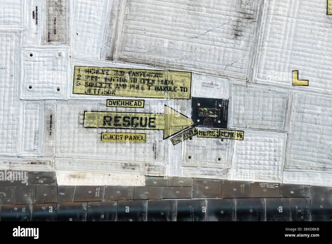 CHANTILLY, Virginie — des marques de points de sauvetage d'urgence sont visibles sur la partie avant de la navette spatiale Discovery, exposée dans le hangar spatial James S. McDonnell au Steven F. Udvar-Hazy Center du Smithsonian National Air and Space Museum. Ces marquages indiquent où les opérations de sauvetage doivent s'engager avec la navette dans les situations d'urgence. Discovery a effectué 39 missions de 1984 à 2011, plus que tout autre engin spatial de l'histoire, accumulant 365 jours dans l'espace et parcourant 149 millions de miles (240 millions de kilomètres). L'orbiteur a servi de suiveur de véhicule de retour au vol de la NASA Banque D'Images