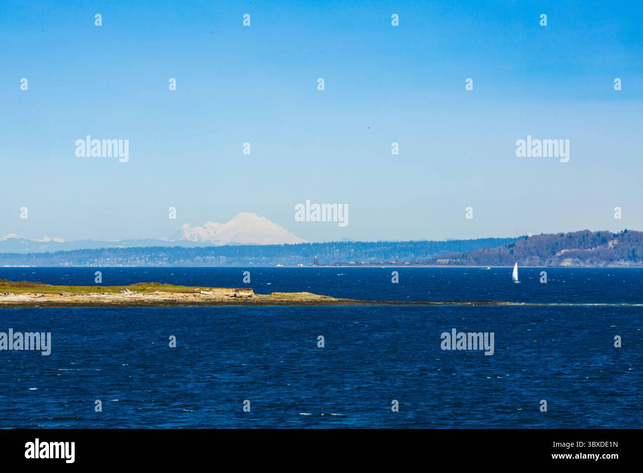 Vue du mont Baker depuis Restoration point, à l'angle sud-est de l'île Bainbridge, Puget Sound Banque D'Images