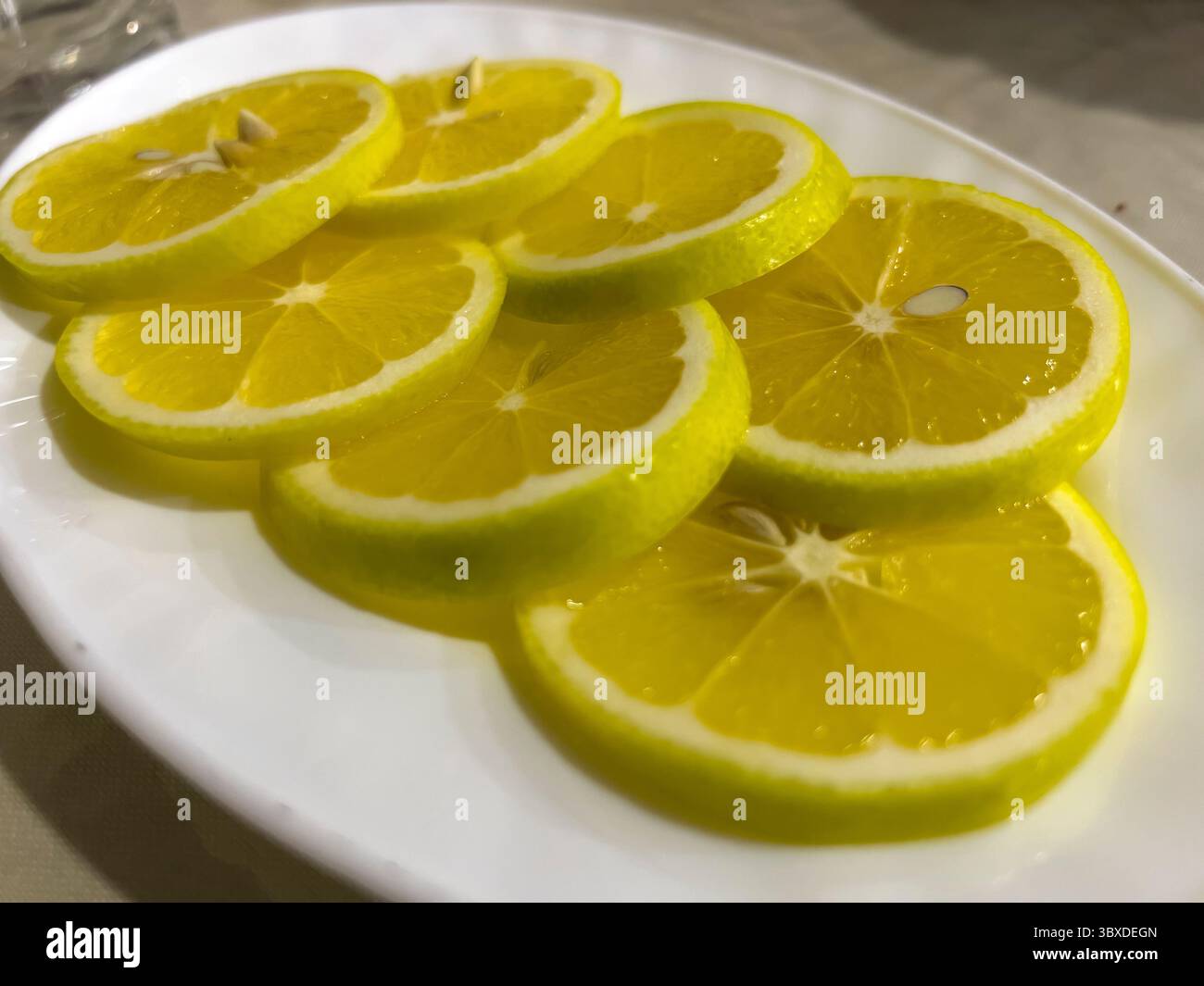Le ​​lemons tranché sur l'assiette. Banque D'Images