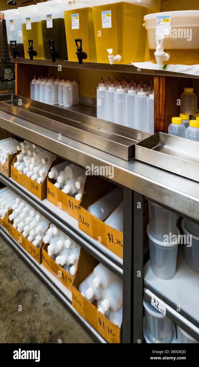 Centre alimentaire en vrac dans une épicerie, des étagères ou des bouteilles en plastique rechargeables et des distributeurs de liquides Banque D'Images