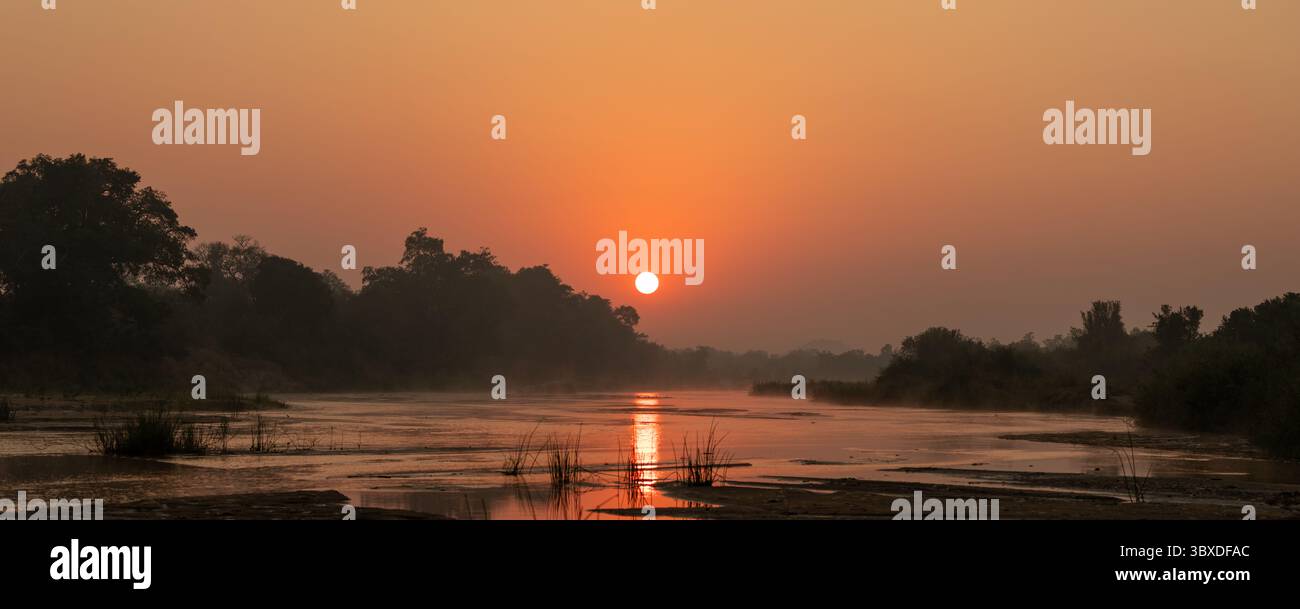 Coucher de soleil sur une rivière, en Afrique du Sud. Banque D'Images