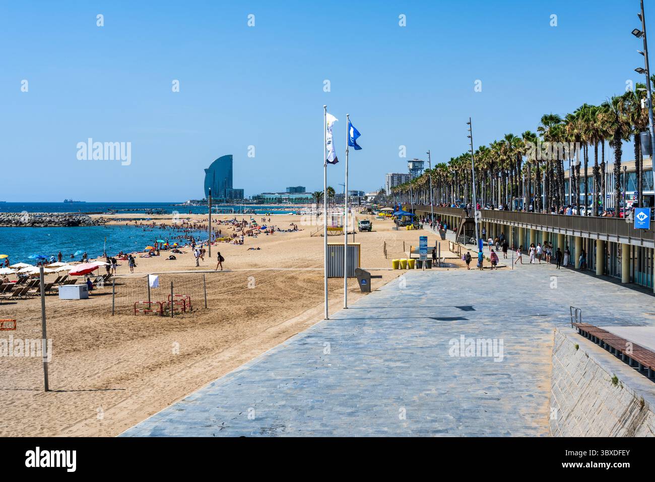 Somorrostro plage regardant au sud-ouest vers Port Vell dans la vieille ville de Barcelone dans la région de Catalogne en Espagne Banque D'Images