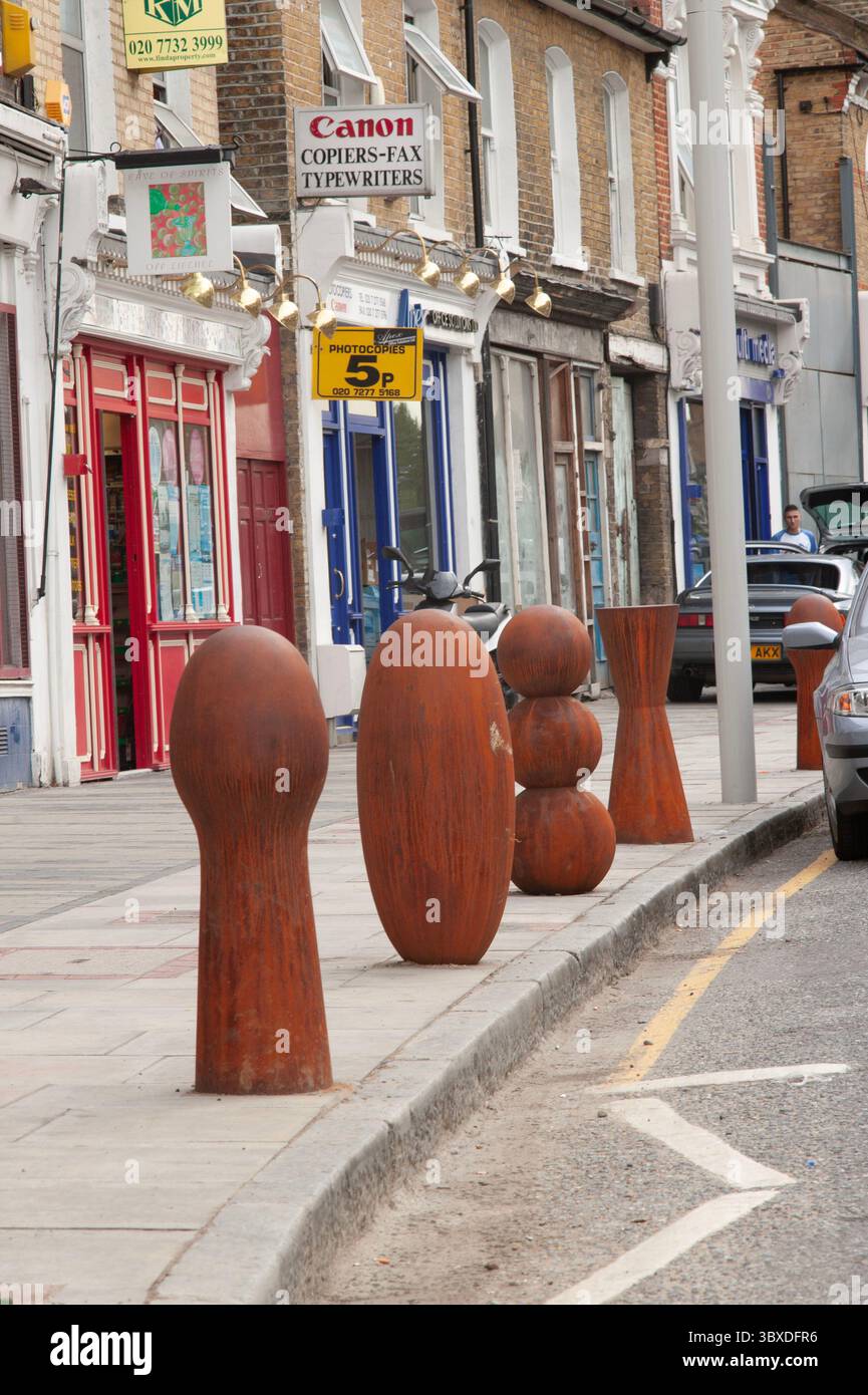 Anthony Gormley Bollards sculpturaux installés à Bellenden Road, au sud de Londres en 2003 Banque D'Images